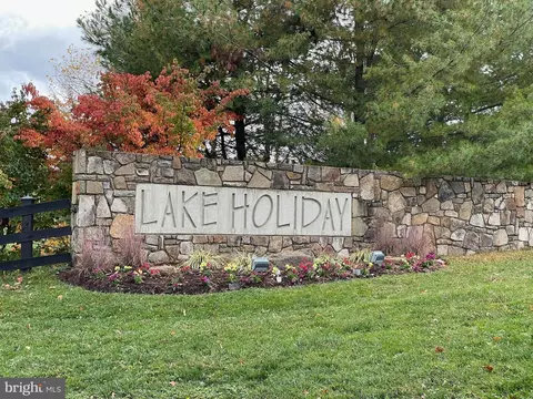 621 Lakeview Dr, Cross Junction, VA 22625