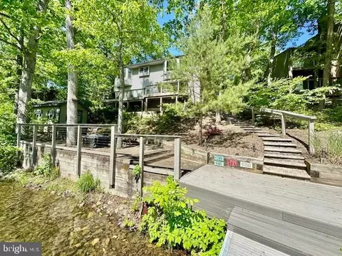 803 Lakeview Dr, Cross Junction, VA 22625