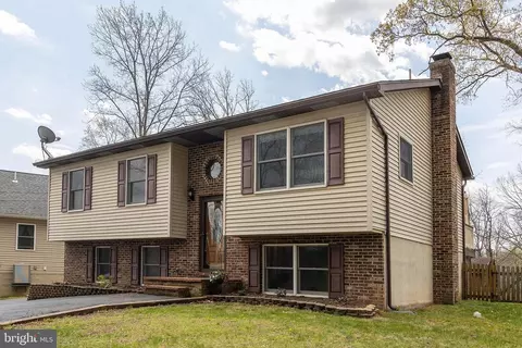1226 Lakeview Dr, Cross Junction, VA 22625
