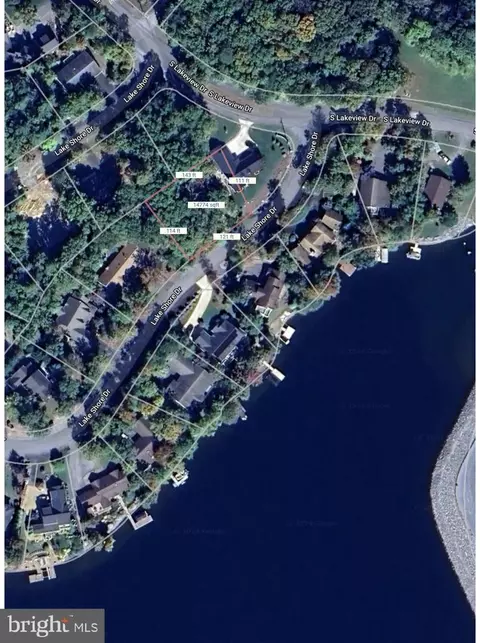 127 Lakeshore Dr, Cross Junction, VA 22625