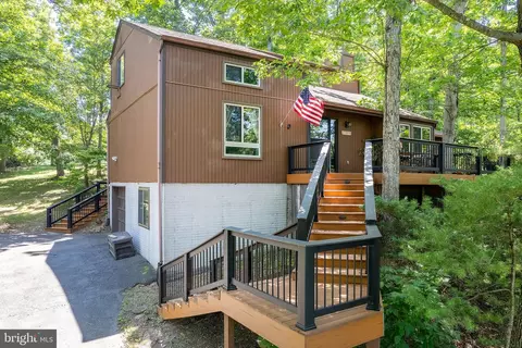 1088 Lakeview Dr, Cross Junction, VA 22625