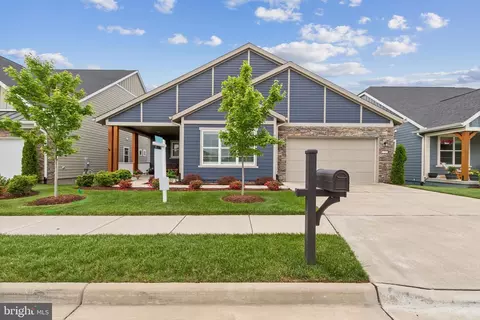 104 Walleye Ct, Lake Frederick, VA 22630