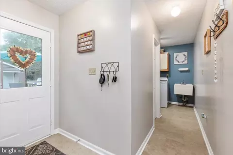 Entry Way - 260 Ridings Ln, White Post, VA 22663 photo 7 of 7