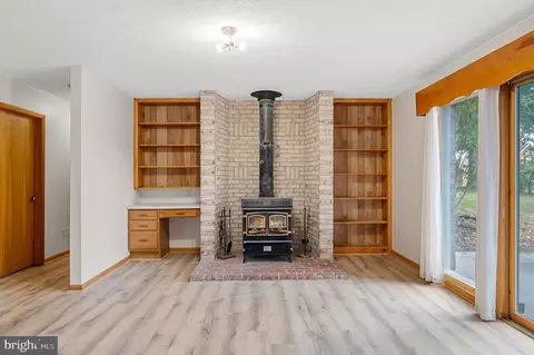 Living - 319 Masters Dr, Cross Junction, VA 22625 photo 4 of 5