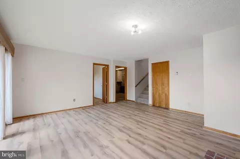 Living - 319 Masters Dr, Cross Junction, VA 22625 photo 5 of 5
