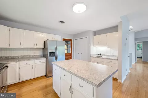 Kitchen - 319 Masters Dr, Cross Junction, VA 22625 photo 3 of 4