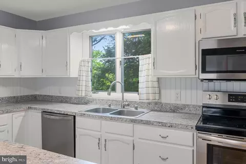 Kitchen - 319 Masters Dr, Cross Junction, VA 22625 photo 4 of 4
