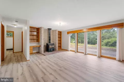 Living - 319 Masters Dr, Cross Junction, VA 22625 photo 3 of 5