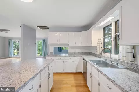 Kitchen - 319 Masters Dr, Cross Junction, VA 22625 photo 2 of 4