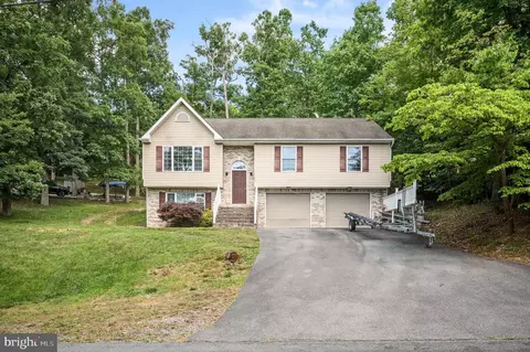 1090 Lakeview Dr, Cross Junction, VA 22625