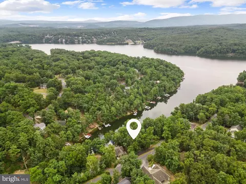 635 Lakeview Dr, Cross Junction, VA 22625
