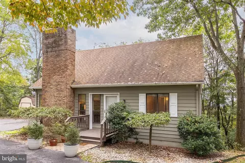 245 Fairway Cir, Cross Junction, VA 22625