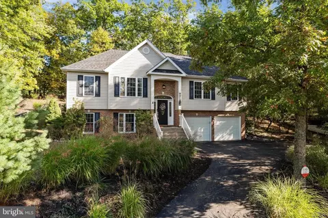 1086 Lakeview Dr, Cross Junction, VA 22625