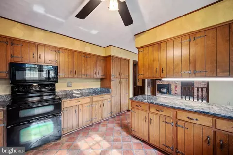 Kitchen - 6953 Middle Rd, Middletown, VA 22645 photo 4 of 4