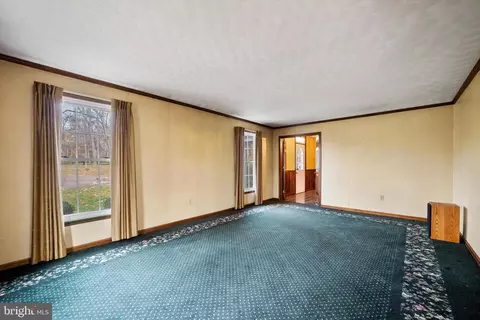 Living - 6953 Middle Rd, Middletown, VA 22645 photo 3 of 4