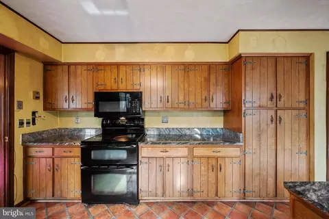 Kitchen - 6953 Middle Rd, Middletown, VA 22645 photo 3 of 4