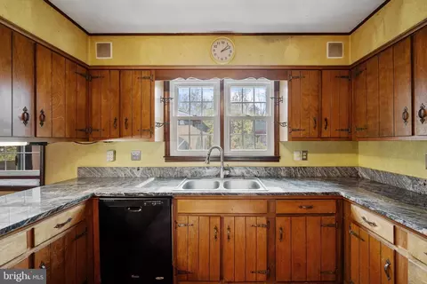 Kitchen - 6953 Middle Rd, Middletown, VA 22645 photo 2 of 4