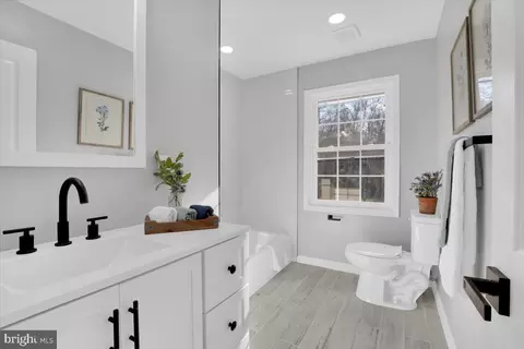 Bath - 7005 Middle Rd, Middletown, VA 22645 photo 1 of 9