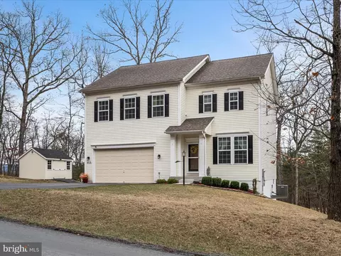 815 W Masters Dr, Cross Junction, VA 22625