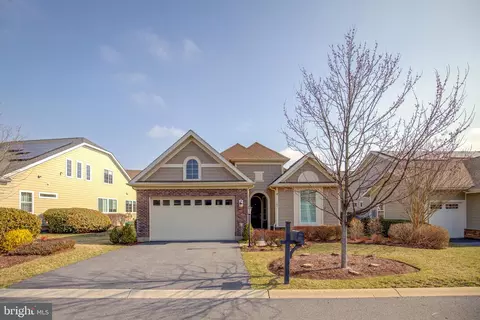 102 Harvester Dr, Lake Frederick, VA 22630