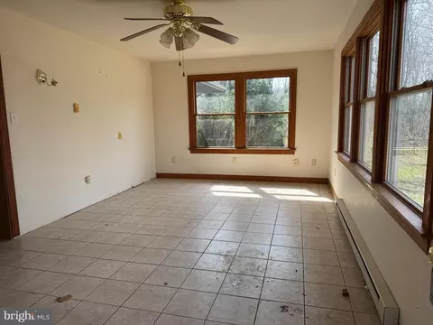 Living - 6731 Middle Rd, Middletown, VA 22645 photo 3 of 20