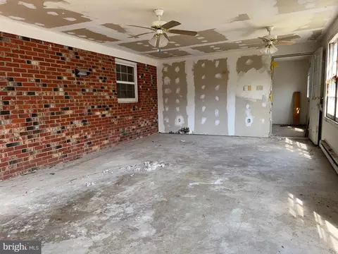 Living - 6731 Middle Rd, Middletown, VA 22645 photo 14 of 20