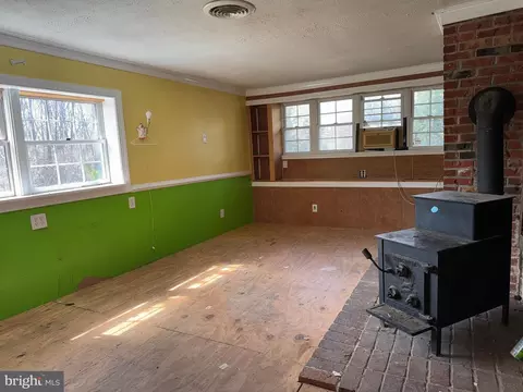 Living - 6731 Middle Rd, Middletown, VA 22645 photo 9 of 20