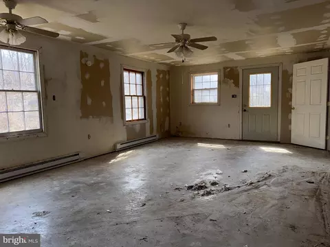 Living - 6731 Middle Rd, Middletown, VA 22645 photo 17 of 20