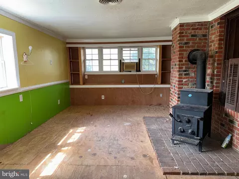 Living - 6731 Middle Rd, Middletown, VA 22645 photo 10 of 20