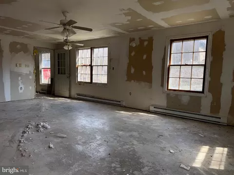 Living - 6731 Middle Rd, Middletown, VA 22645 photo 13 of 20