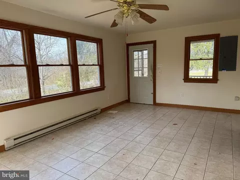 Living - 6731 Middle Rd, Middletown, VA 22645 photo 6 of 20