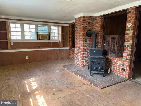 Living - 6731 Middle Rd, Middletown, VA 22645 photo 8 of 20
