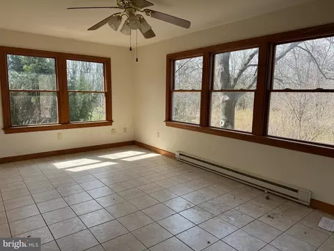 Living - 6731 Middle Rd, Middletown, VA 22645 photo 4 of 20