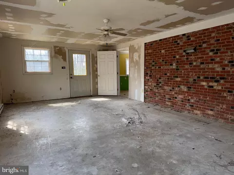 Living - 6731 Middle Rd, Middletown, VA 22645 photo 16 of 20