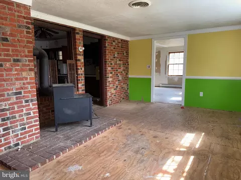 Living - 6731 Middle Rd, Middletown, VA 22645 photo 11 of 20