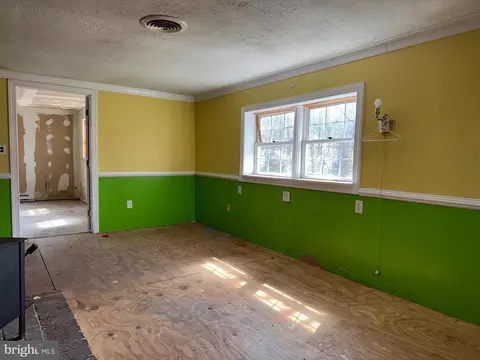 Living - 6731 Middle Rd, Middletown, VA 22645 photo 12 of 20