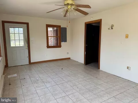 Living - 6731 Middle Rd, Middletown, VA 22645 photo 5 of 20