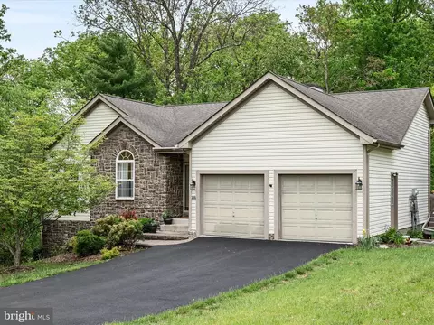 108 Eagle Dr, Cross Junction, VA 22625
