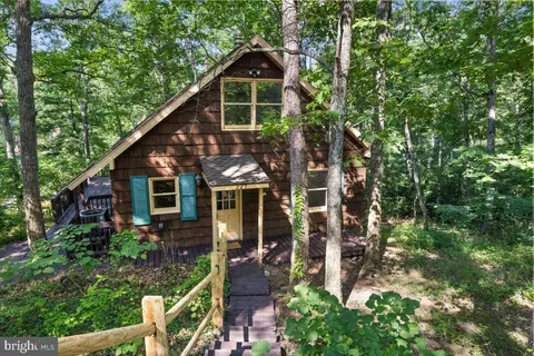 227 Lakeview Dr, Cross Junction, VA 22625