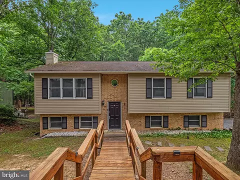 237 Lakeview Dr, Cross Junction, VA 22625