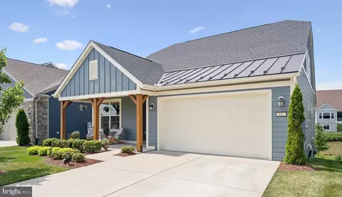 102 Walleye Ct, Lake Frederick, VA 22630