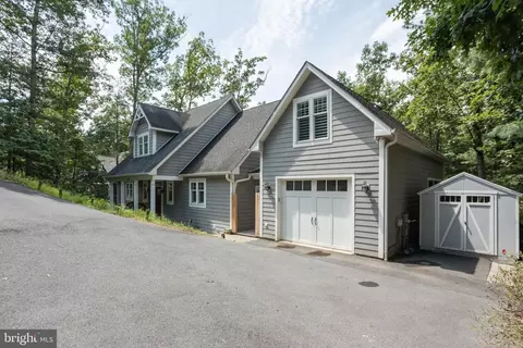 1079 Lakeview Dr, Cross Junction, VA 22625
