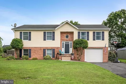 102 Hammer Ct, Stephens City, VA 22655