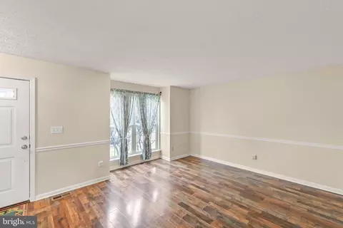 Living - 106 Sutton Ct, Winchester, VA 22601 photo 2 of 3