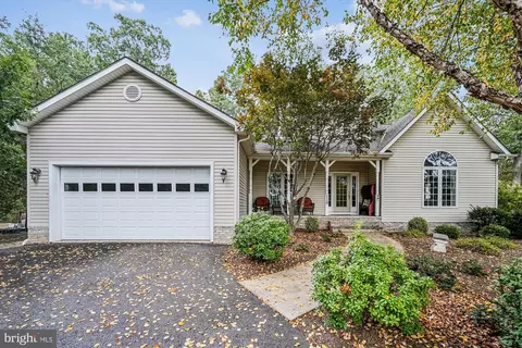 119 Lake Shore Dr, Cross Junction, VA 22625