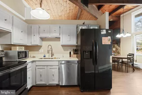 Kitchen - 322 Masters Dr, Cross Junction, VA 22625 photo 3 of 3