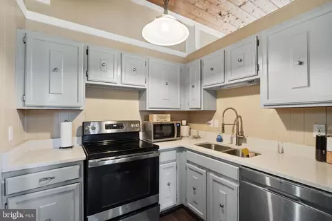 Kitchen - 322 Masters Dr, Cross Junction, VA 22625 photo 2 of 3
