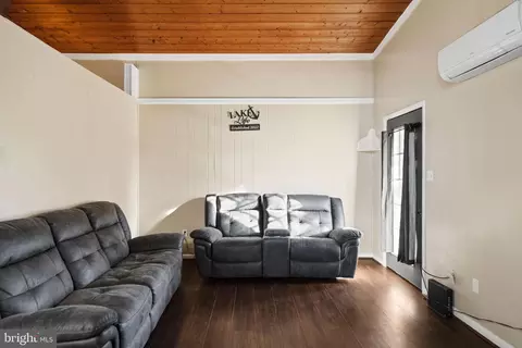 Living - 322 Masters Dr, Cross Junction, VA 22625 photo 1 of 1