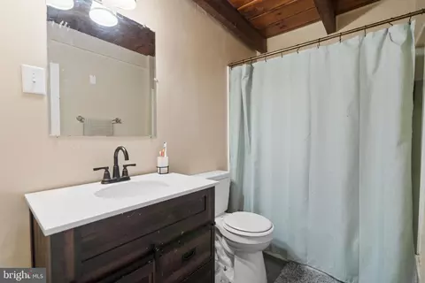 Bath - 322 Masters Dr, Cross Junction, VA 22625 photo 1 of 1