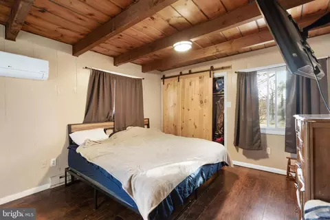 Bedroom - 322 Masters Dr, Cross Junction, VA 22625 photo 3 of 3
